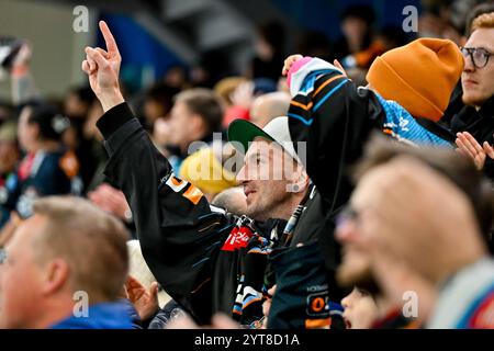 Linz, Österreich. Dezember 2024. LINZ, ÖSTERREICH - 6. DEZEMBER: Fans von Steinbach Black Wings Linz während des zweitägigen EISHOCKEY League-Spiels zwischen Steinbach Black Wings Linz und HCB Suedtirol Alperia in der Linz AG Arena am 6. Dezember 2024 in Linz, Österreich.241206 SEPA 20 063 - 20241206 PD10815 Credit: APA-PictureDesk/Alamy Live News Stockfoto