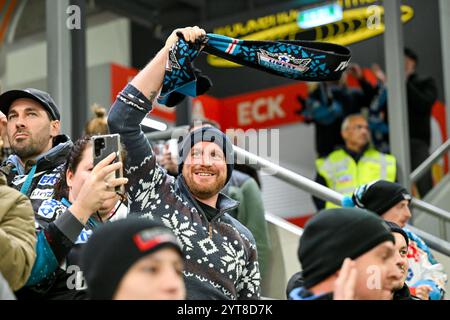 Linz, Österreich. Dezember 2024. LINZ, ÖSTERREICH - 6. DEZEMBER: Fans von Steinbach Black Wings Linz während des zweitägigen EISHOCKEY League-Spiels zwischen Steinbach Black Wings Linz und HCB Suedtirol Alperia in der Linz AG Arena am 6. Dezember 2024 in Linz, Österreich.241206 SEPA 20 072 - 20241206 PD10808 Credit: APA-PictureDesk/Alamy Live News Stockfoto