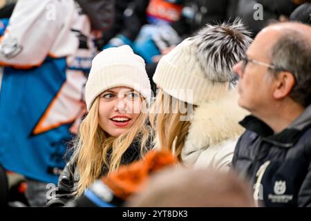 Linz, Österreich. Dezember 2024. LINZ, ÖSTERREICH - 6. DEZEMBER: Fans von Steinbach Black Wings Linz während des zweitägigen EISHOCKEY League-Spiels zwischen Steinbach Black Wings Linz und HCB Suedtirol Alperia in der Linz AG Arena am 6. Dezember 2024 in Linz, Österreich.241206 SEPA 20 074 - 20241206 PD10825 Credit: APA-PictureDesk/Alamy Live News Stockfoto