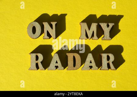 Auf meinem Radar, Wörter in hölzernen Buchstaben isoliert auf gelbem Hintergrund Stockfoto