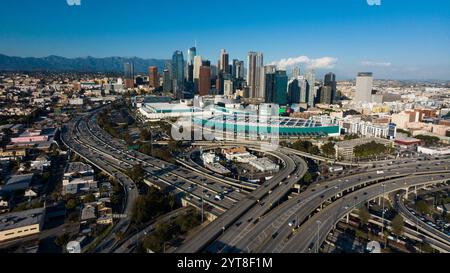 25. MÄRZ 2023 LOS ANGELES, KALIFORNIEN – USA – aus der Vogelperspektive des Harbor Freeway Nr. 110 und des Santa Monica Freeway Nr. 10, der zur Skyline von Los Angeles führt, mit dem Convention Center im Vordergrund Stockfoto