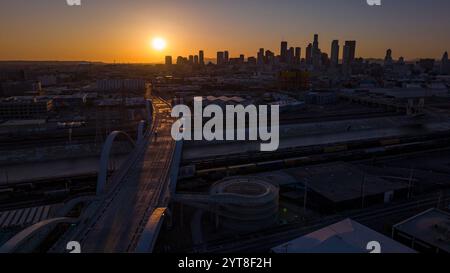 25. MÄRZ 2023, LOS ANGELES, CA., USA - die neue 6th State Bridge führt von East LA in die Innenstadt von Los Angeles, CA. Stockfoto