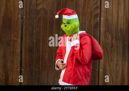 Madrid, Spanien. Dezember 2024. Ein Mann, der als Grinch gekleidet ist, wird unter dem Weihnachtsbaum auf dem Sol-Platz gesehen. Quelle: Marcos del Mazo/Alamy Live News Stockfoto