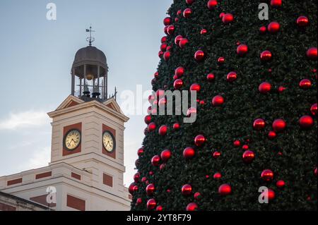 Madrid, Spanien. Dezember 2024. Die Uhr des Sol-Platzes wird mit einem Teil der großen Weihnachten gesehen. Diese Uhr läutet am Ende des Jahres die Glocken und Tausende von Menschen feiern das neue Jahr und essen die traditionellen 12 Trauben mit jedem Glockengeräusch. Quelle: Marcos del Mazo/Alamy Live News Stockfoto