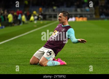 Burnleys Connor Roberts feiert das erste Tor ihrer Mannschaft während des Sky Bet Championship Matches in Turf Moor, Burnley. Bilddatum: Freitag, 6. Dezember 2024. Stockfoto