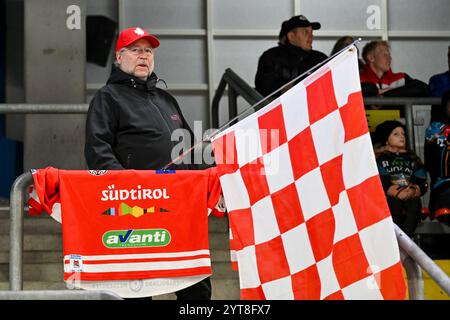 Linz, Österreich. Dezember 2024. LINZ, ÖSTERREICH - 6. DEZEMBER: Fans von HCB Suedtirol Alperia während des zweitägigen EISHOCKEY League-Spiels zwischen Steinbach Black Wings Linz und HCB Suedtirol Alperia in der Linz AG Arena am 6. Dezember 2024 in Linz, Österreich.241206 SEPA 20 053 - 20241206 PD10868 Credit: APA-PictureDesk/Alamy Live News Stockfoto