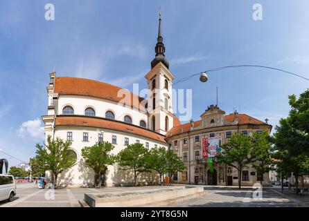 Ein Bild der Kirche St. Thomas und eines der Gebäude der Mährischen Galerie - Gouverneurspalast - in Brünn. Stockfoto