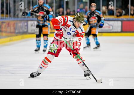 Linz, Österreich. Dezember 2024. LINZ, ÖSTERREICH - 6. DEZEMBER: Cole Hults von HCB Suedtirol Alperia während des zweitägigen EISHOCKEY League-Spiels zwischen Steinbach Black Wings Linz und HCB Suedtirol Alperia in der Linz AG Arena am 6. Dezember 2024 in Linz, Österreich.241206 SEPA 20 056 - 20241206 PD10876 Credit: APA-PictureDesk/Alamy Live News Stockfoto