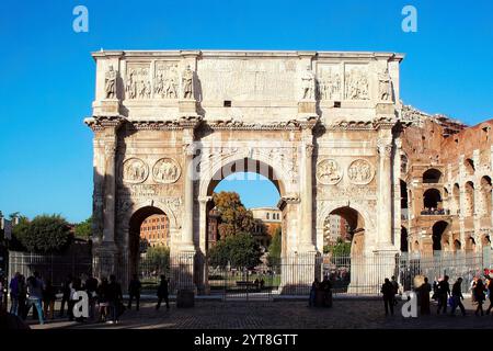 Italien Latium Rom Konstantinsbogen - Triumphbogen vom Senat gewidmet zum Gedenken an den Sieg Konstantins I. gegen Maxentius in der Schlacht an der Milvischen Brücke (28. Oktober 312) Stockfoto