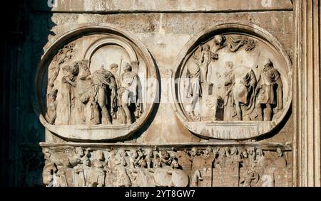 Italien Latium Rom Konstantinsbogen - Triumphbogen vom Senat gewidmet zum Gedenken an den Sieg Konstantins I. gegen Maxentius in der Schlacht an der Milvischen Brücke (28. Oktober 312) Stockfoto