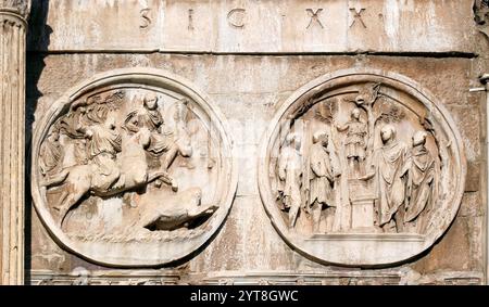 Italien Latium Rom Konstantinsbogen - Triumphbogen, der vom Senat zum Gedenken an den Sieg Konstantins I. gegen Maxentius in der Schlacht an der Milvischen Brücke (28. Oktober 312) gewidmet wurde Stockfoto