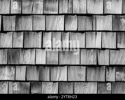 Vollformatansicht einer Wand aus Holzschindeln in Schwarz-weiß. Stockfoto