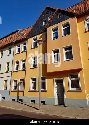 Fassade und Giebeldach des Hauses Nr. 15 in der Otto-Richter-Straße in Magdeburg, erbaut vor dem Ersten Weltkrieg und renoviert Anfang der 2000er Jahre Stockfoto