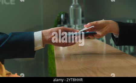 Close-up Hände geben Pässe Dokumente Hotelrezeption Paar Mann Frau Passagiere Touristen Reisende Buchung Zimmer Reservierung Appartement Ankunft Resort Stockfoto