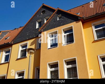 Fassade und Giebeldach des Hauses Nr. 15 in der Otto-Richter-Straße in Magdeburg, erbaut vor dem Ersten Weltkrieg und renoviert Anfang der 2000er Jahre Stockfoto