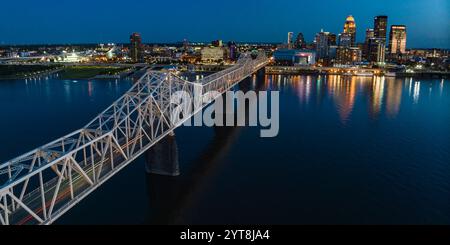 5/9/23 LOUISVILLE, KY – USA – Clark Memorial in Louisville Kentucky bei Dämmerung überquert Ohio River nach Louisville, Kentucky – von Indiana aus gesehen Stockfoto