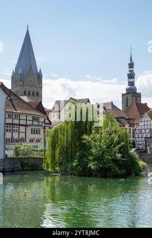 Deutschland, Nordrhein-Westfalen, Soest, Altstadt mit St. Patrokli-Dom und Peterskirche, großer Teich Stockfoto