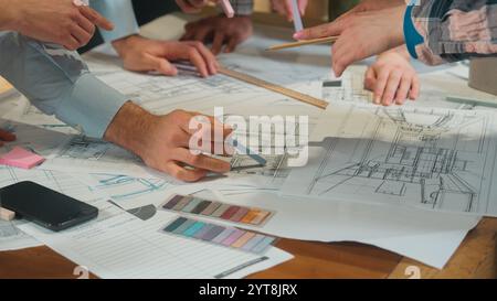 Büroteam Multi ethnische Designer männliche weibliche Gruppenkollegen Architekten Ingenieure Konstrukteure Geschäftsmänner Frauen diskutieren über den Bauplan Stockfoto