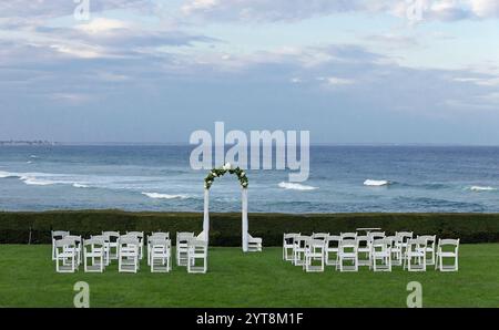 Veranstaltungsort für Hochzeiten im Freien mit bewölktem/bewölktem Wetter in Ogunquit, Maine, USA. Stockfoto