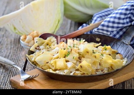 Veganes Gericht: Krautfleckerl mit Pasta aus Hartweizengrieß und Weißkohl in Scheiben Stockfoto