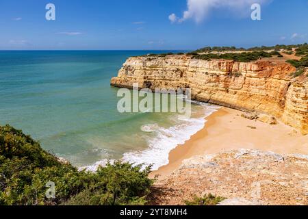 Küstenlandschaft an der Südküste der Algarve, Portugal. Stockfoto