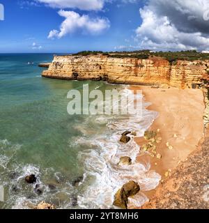 Küstenlandschaft an der Südküste der Algarve, Portugal. Stockfoto