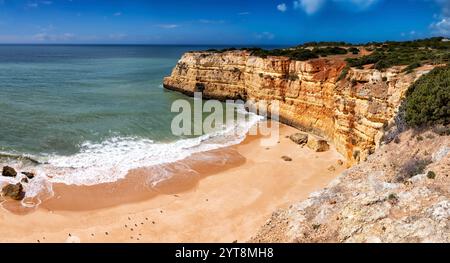 Küstenlandschaft an der Südküste der Algarve, Portugal. Stockfoto