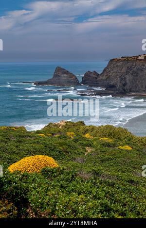 Strand an der Atlantikküste in der Nähe von Praia de Odeceixe an der Algarve, Portugal. Stockfoto