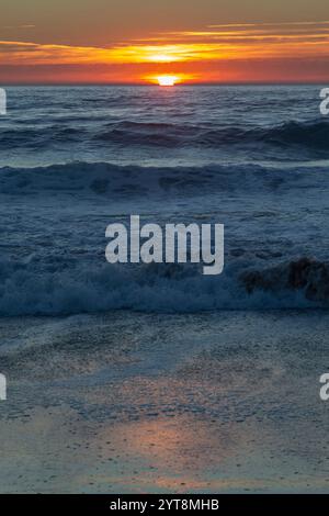 Sonnenuntergang am Praia do Amado an der Atlantikküste der Algarve, Portugal. Stockfoto