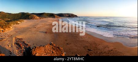 Praia do Amado an der Atlantikküste der Algarve, Portugal im Abendlicht kurz vor Sonnenuntergang. Stockfoto