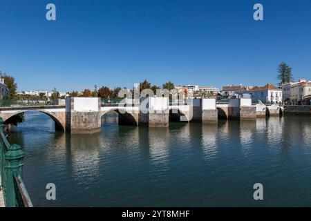 Ponte Romana, eine alte Brücke über den Gilao in Tavira, Algarve, Portugal. Stockfoto