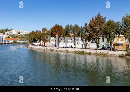 Ufer des Gilao in Tavira, Algarve, Portugal, von der Ponte Romana aus gesehen. Stockfoto