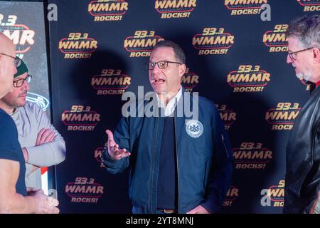 Philadelphia, Usa. Dezember 2024. Josh Shapiro, Gouverneur von Pennsyvania, spendet Essen und Chats mit Preston und Steve von WMMR Radio während Camp Out for Hunger Day Five Friday, 06. Dezember 2024 in Philadelphia, Pennsylvania Camp Out for Hunger ist eine einwöchige Veranstaltung und Live-Übertragung durch den Radiosender WMMR, um Philabundance zu helfen, da sie Spenden für die weniger glücklichen Menschen entgegennehmen. Es ist die größte Wohltätigkeitsorganisation für Lebensmittelsammlungen in den Vereinigten Staaten. Quelle: William Thomas Cain/Alamy Live News Stockfoto