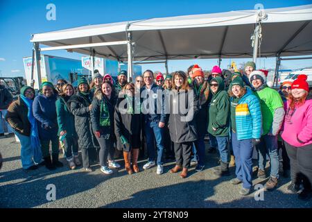 Philadelphia, Usa. Dezember 2024. Josh Shapiro, Gouverneur von Pennsyvania, spendet Essen und Chats mit Preston und Steve von WMMR Radio während Camp Out for Hunger Day Five Friday, 06. Dezember 2024 in Philadelphia, Pennsylvania Camp Out for Hunger ist eine einwöchige Veranstaltung und Live-Übertragung durch den Radiosender WMMR, um Philabundance zu helfen, da sie Spenden für die weniger glücklichen Menschen entgegennehmen. Es ist die größte Wohltätigkeitsorganisation für Lebensmittelsammlungen in den Vereinigten Staaten. Quelle: William Thomas Cain/Alamy Live News Stockfoto