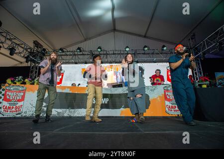 Josh Shapiro, Gouverneur von Pennsyvania, spendet Essen und Chats mit Preston und Steve von WMMR Radio während Camp Out for Hunger Day Five Friday, 06. Dezember 2024 in Philadelphia, Pennsylvania Camp Out for Hunger ist eine einwöchige Veranstaltung und Live-Übertragung durch den Radiosender WMMR, um Philabundance zu helfen, da sie Spenden für die weniger glücklichen Menschen entgegennehmen. Es ist die größte Wohltätigkeitsorganisation für Lebensmittelsammlungen in den Vereinigten Staaten. Mitglieder von STOMP unterhalten sich mit Preston und Steve von WMMR Radio während Camp Out for Hunger Day Five Friday, 06. Dezember 2024 in Philadelphia, Pennsylvania, Camp Out for Hun Stockfoto