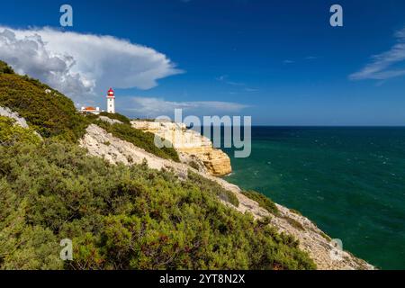 Farol de Alfanzina, ein Leuchtturm in der Nähe von Carvoeiro an der Südküste der Algarve, Portugal. Stockfoto