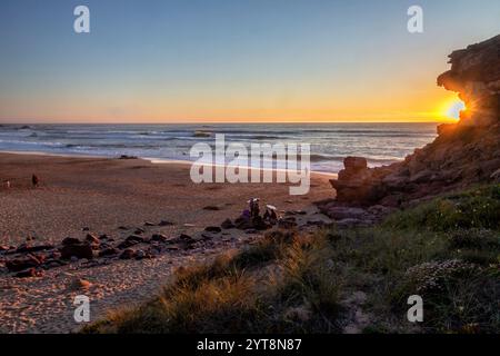 Sonnenuntergang am Praia do Amado an der Atlantikküste der Algarve, Portugal. Stockfoto