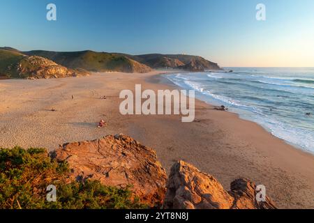 Praia do Amado an der Atlantikküste der Algarve, Portugal im Abendlicht kurz vor Sonnenuntergang. Stockfoto