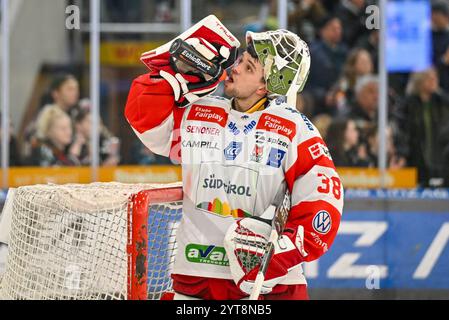 Linz, Österreich. Dezember 2024. LINZ, ÖSTERREICH - 6. DEZEMBER: Samuel Harvey von HCB Suedtirol Alperia während des zweitägigen EISHOCKEY League-Spiels zwischen Steinbach Black Wings Linz und HCB Suedtirol Alperia in der Linz AG Arena am 6. Dezember 2024 in Linz, Österreich.241206 SEPA 20 076 - 20241206 PD11108 Credit: APA-PictureDesk/Alamy Live News Stockfoto