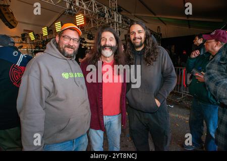 Philadelphia, Usa. Dezember 2024. Am 5. Freitag, 06. Dezember 2024 in Philadelphia, Pennsylvania, findet das Camp Out for Hunger statt. Es ist eine einwöchige Veranstaltung und wird von der Radiostation WMMR live übertragen, um Philabundance zu helfen, da sie Spenden für die weniger glücklichen Menschen entgegennehmen. Es ist die größte Wohltätigkeitsorganisation für Lebensmittelsammlungen in den Vereinigten Staaten. Quelle: William Thomas Cain/Alamy Live News Stockfoto