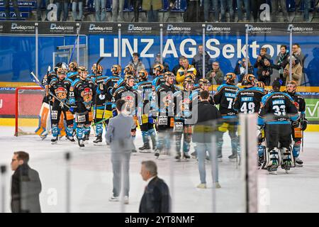 Linz, Österreich. Dezember 2024. LINZ, ÖSTERREICH - 6. DEZEMBER: Team von Steinbach Black Wings Linz während des zweitägigen EISHOCKEY League-Spiels zwischen Steinbach Black Wings Linz und HCB Suedtirol Alperia in der Linz AG Arena am 6. Dezember 2024 in Linz, Österreich.241206 SEPA 20 092 - 20241206 PD11113 Credit: APA-PictureDesk/Alamy Live News Stockfoto