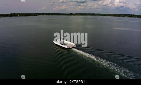 27. APRIL 2023, SAINT MICHAELS, EASTERN SHORE MARYLAND - USA - Luftaufnahme eines Fährschiffs mit Autos zwischen Oxford und St. Michaels, Eastern Shore Maryland Stockfoto