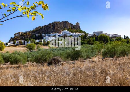 Zahara de la Sierra, eines der weißen Dörfer in der Sierra de Grazalema, Andalusien, Spanien. Stockfoto