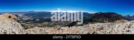 Blick auf die mediterrane Landschaft vom Gipfel des Cerro Coros im Naturpark Sierra de Grazalema, Andalusien, Spanien. Stockfoto