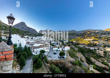 Das kleine Dorf Grazalema in der Sierra de Grazalema in Andalusien, Spanien, am Abend. Stockfoto