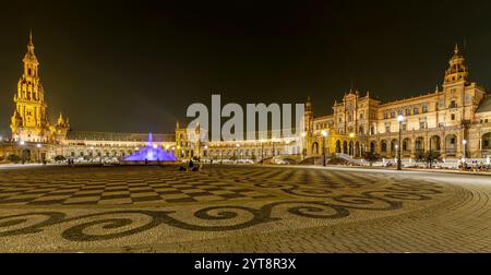 Plaza de Espana in Sevilla, Andalusien, Spanien bei Nacht. Stockfoto