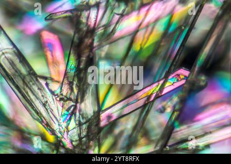 Makroaufnahme von Mikrokristallen aus Methylparaben in polarisiertem Licht Stockfoto