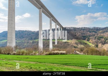 Landschaft rund um den Kocher Viadukt bei Braunsbach in Süddeutschland zu Beginn des Frühlings Stockfoto