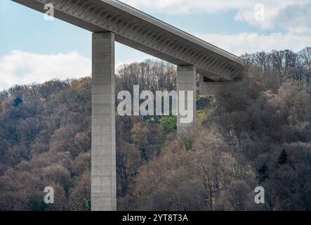 Detail des Kocher-Viadukts bei Braunsbach in Süddeutschland im Frühling Stockfoto