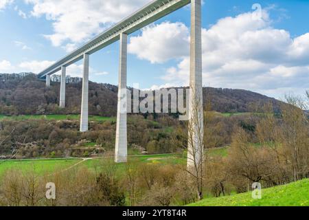 Landschaft rund um den Kocher Viadukt bei Braunsbach in Süddeutschland zu Beginn des Frühlings Stockfoto